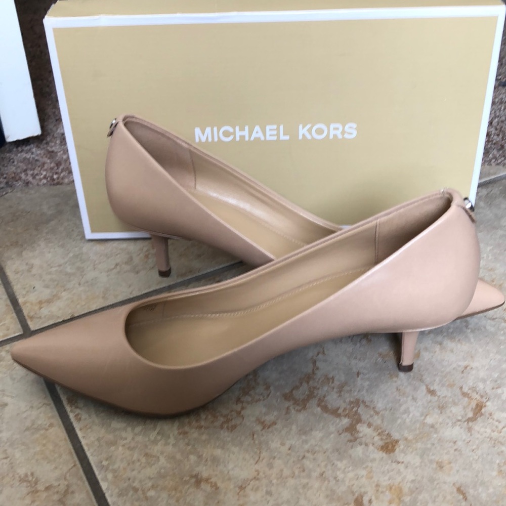 Michael Kors nude leather kitten flex pump Sz 9